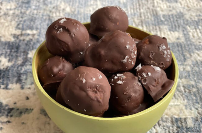 Peanut Butter, Oat, Cinnamon, and Dark Chocolate Energy Bites